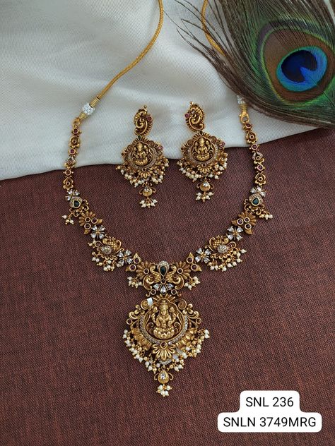 Small Gold Necklace Indian Jewellery Designs, Neckless Gold Jewelry, Chocker Neckless, Neckless Gold, Short Necklace Gold, Pretty Gold Necklaces, Indian Gold Necklace Designs, Gold Pendants For Men, Small Gold Necklace