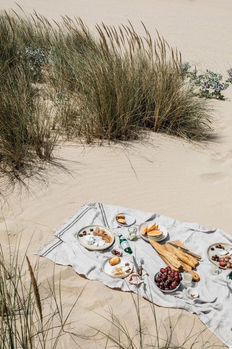 Beach picnic Outdoor Pics, Picnic Inspiration, Beach Bucket, Picnic Ideas, Perfect Picnic, Picnic Time, Summer Inspiration, Summer Bucket Lists, A Picnic