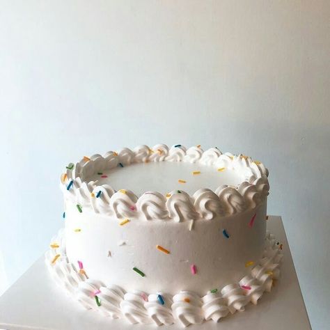 Pretty Dessert, Simple Birthday Cake, Pretty Birthday Cakes, Cute Birthday Cakes, Just Cakes, Food Dessert, Cute Desserts, Food Cakes, Sweet Cakes