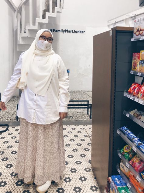 White Modest Outfit, White Skirt Outfit, Long Skirt Outfit, Outfit Muslim, Simple Dimple, Modest Outfit, Tutorial Hijab, Long Skirt Outfits, Midsize Style