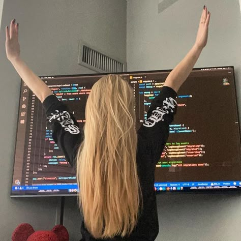 Programmer Girl, Coder Girl, Computer Science Major, Tech Girl, Tech Aesthetic, Career Vision Board, Programmer Humor, Girl Code, Computer Engineering