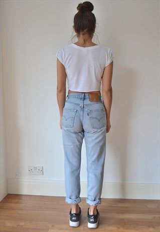 VINTAGE LEVI 501 HIGHWAISTED BOYFRIEND JEANS High Waist Outfit, 40s Mode, Levi 501, Athletic Fit Jeans, Trendy Swimwear, Outfit Jeans, Moda Vintage, Mode Vintage, Looks Style