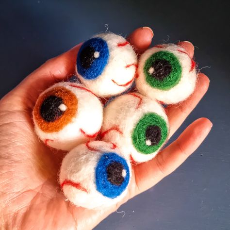 My handmade felted googly eyeballs are here in time to decorate for Halloween. They are great to hide in your trick or treat bowl of sweets to make visitors jump! Or hold up to your eyes to scare your friends.  Choose from brown, blue or green but if you would like a different colour get in touch.   They are hand made and fully needle felted out of wool. Packaging and Gift Options: It will arrive gift wrapped in a secure padded envelope. If it is a gift it can be sent directly to the recipient w Halloween Felted Crafts, Felted Halloween Creatures, Felted Halloween Decorations, Small Needle Felting Projects, Needle Felt Halloween, Needle Felting Halloween, Halloween Needle Felting, Wool Packaging, Trick Or Treat Bowl