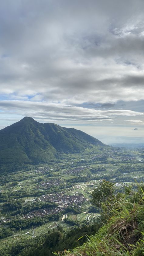 Foto pemandangan Gunung Telomoyo yang diambil dari Puncak Alap-Alap, Gunung Andong. Andong, 2025 Vision, Alam Yang Indah, Semarang, Sky Aesthetic, Vision Board, Indonesia, Quick Saves