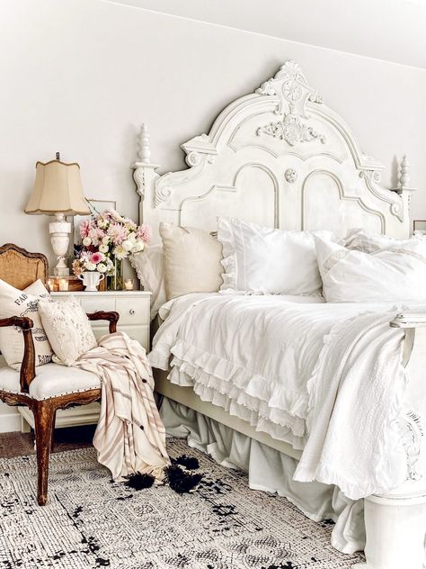 French Vintage Friday ~ French vintage bedroom | LeCultivateur French Country Master Bedrooms, French Country Bedroom Furniture, White Victorian Bedroom, French Bedroom Ideas, French Country Bedroom Ideas, Vintage French Bedroom, Victorian Bedrooms, Sacred Room, Victorian Bookcases