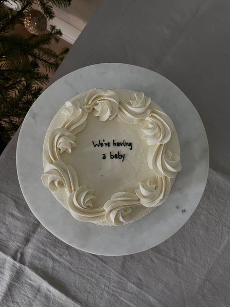 I’m Pregnant Surprise Cake, Maternity Cakes Ideas, Not Pregnant Cake, Were Pregnant Cake, Im Pregnant Cake Announcement, Gender Reveal Photoshoot With Cake, We’re Pregnant Cake, Aesthetic Gender Reveal Cake, Discreet Pregnancy Announcement