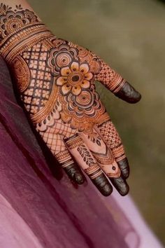 Mehndi Art Designs Front, Simple Front Hand Mehndi Designs, Mehendi Designs For Front Hand, Front Mehndi Designs, Henna Design Hand, Henna Design Easy, Tattoo Designs Hand, Henna Design Simple, Henna Hand Designs