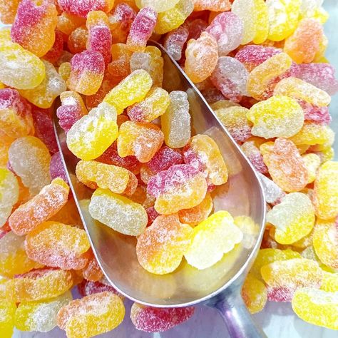 Close up photo of Little fruity sour Skull from London candyshop Candy King, Vegan Candies, Junk Food Snacks, Gluten Free Sweets, Sour Candy, Candy Store, Pretty Food, Sweet Snacks, Food For Thought