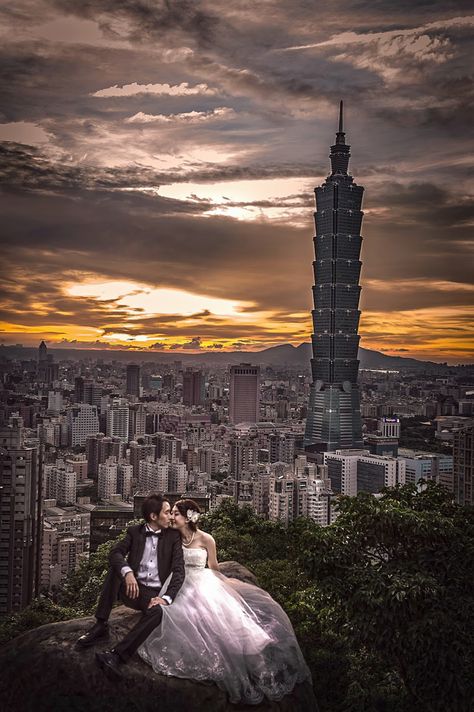 28 Epic Engagement and Pre-Wedding Photos Featuring Breathtaking Cityscape! Taiwan Pre Wedding Photoshoot, Taiwanese Wedding, Asia Wedding, Wedding Planning Organizer, Wedding Reception Hall, Taipei 101, Wedding Planning On A Budget, Taiwan Travel, Wedding Money