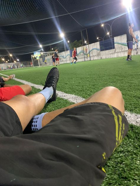 Soccer Aesthetic Boy, Soccer Boy Aesthetic, Soccer Couples, Hispanic Men, Boys Soccer, Couple Goals Teenagers Pictures, Instagram Men, Football Images, Soccer Practice