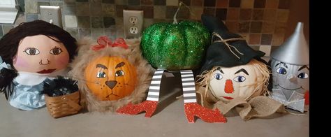 Wizard Of Oz Painted Pumpkins, Wizard Of Oz Pumpkin Ideas, Wizard Of Oz Pumpkin, Lion Pumpkin, Wizard Of Oz Lion, Snoopy Pumpkin, Creative Pumpkin Decorating, Pumpkin Decorating Contest, Pumpkin Contest