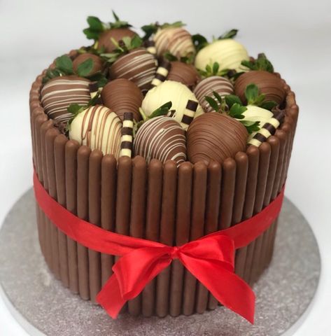 Chocolate Cake Designs, Chocolate Strawberry Cake, Cake Strawberry, Beautiful Cake Designs, Candy Cakes, Birthday Cake Chocolate, Strawberry Cakes, Beautiful Cake, Cute Birthday Cakes