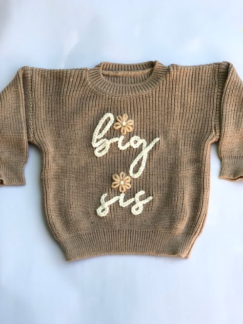 Big Sis Sweater, Second Baby Announcement, Second Baby Announcements, Baby Jumpers, Embroidered Jumper, Clothes Embroidery Diy, Clothes Embroidery, Pull Bebe, Announcement Pregnancy