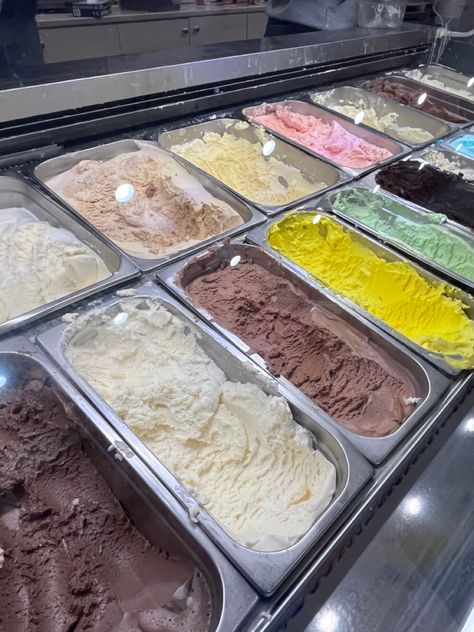 📍coldstone icecream, glendaren Coldstone Ice Cream, Frozen Yogurt Desserts, Candle Scents Recipes, Ice Cream Gelato, Ice Cream Place, Yogurt Dessert, Ice Candy, Cold Treats, Ice Cream Candy