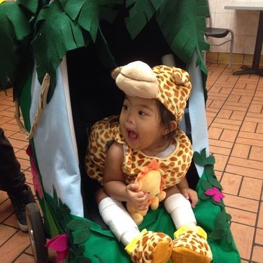 This Safari Stroller costume isn't too tall an order. Your little giraffe can ride in style and we are loving the whole look! Giraffe onesie? Check. Giraffe shoes? Check. Jungle-like leaves above and below? Check! Have fun, little wild thing! Stroller Costume Ideas, Baby Stroller Costume, Stroller Halloween Costumes, Stroller Costume, Batman And Robin Costumes, Giraffe Onesie, Family Costumes Diy, Wheelchair Costumes, Squirrel Costume