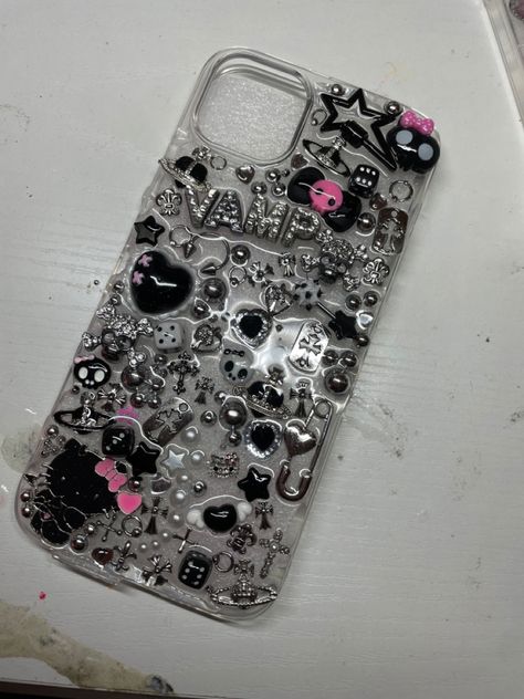 Bling Phone Cases Diy, Hello Kitty And My Melody, Bedazzled Phone Case, Designer Charms, Diy Phone Case Design, Ipad Essentials, Bling Phone Cases, Iphone Life Hacks, Diy Iphone Case