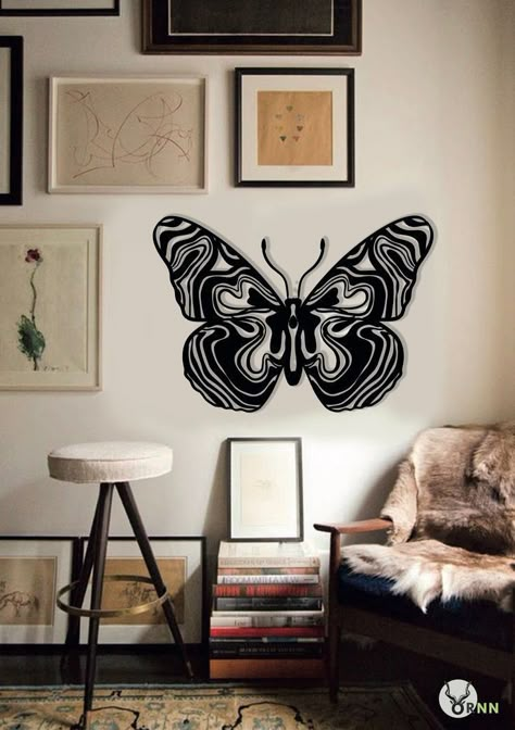 Cool Wall Art For Bedroom, Home Art Work, Simple Apartment Inspiration, Black And White Studio Apartment, Rock N Roll Aesthetic Bedroom, Things To Paint On Your Wall, Edgy Wall Decor, Edgy Decor, Metallic Decor