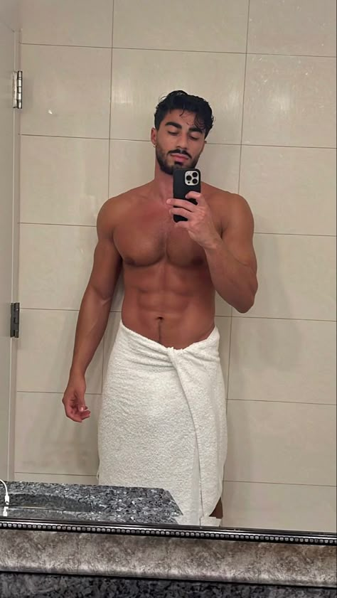 Middle Eastern Men, Dark Skin Men, Arab Men, Men's Muscle, Aesthetic Guys, Attractive Guys, Korean Men, New Classic, Perfect Man