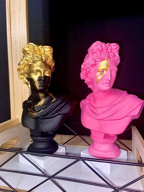 Diy Pop Art Decor, Pop Art Decor Interior Design, Painted Busts, Pop Art Room Decor, Painted Statues, Pop Art Bedroom, Pop Art Statue, Pop Sculpture, Greece Decor