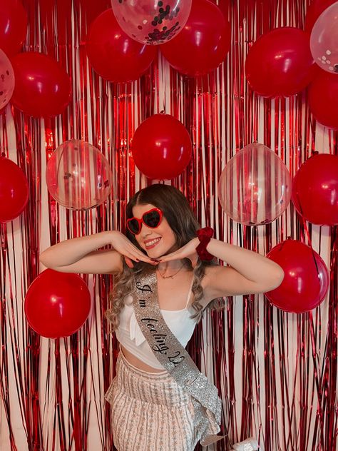 22 Birthday Party, 22 Birthday Decorations, Bolo Taylor Swift, Red Party Ideas, Red Party Themes, Taylor Swift Birthday Party, Taylor Swift Quiz, Theme Bachelorette Party, Guess The Song