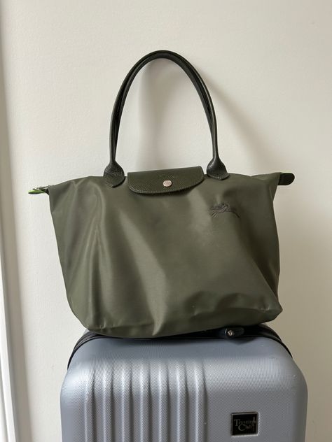 Green Longchamp, Outfit Ideas Downtown Girl, Longchamp Aesthetic, Longchamp Mini Le Pliage, New England Preppy, Long Champ Bag, Uni Aesthetic, Longchamp Mini, Long Champ