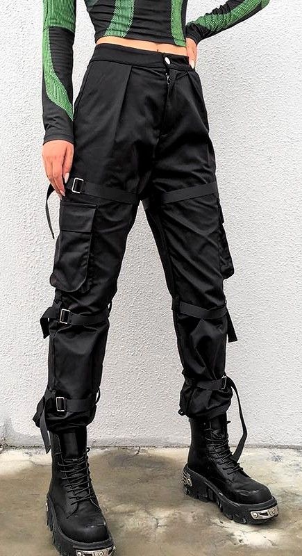 Pants With Ribbon, Alternative Streetwear, Celana Fashion, Hipster Grunge, Cargo Pants Outfit, Black Cargo Pants, Tomboy Style Outfits, Black Cargo, Tomboy Fashion