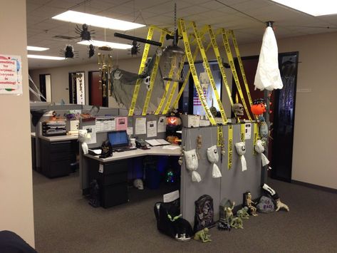 Fun And Spooky Halloween Office Decor Ideas Office Halloween Themes, Cubicle Halloween Decorations, Diy Halloween Office Decorations, Halloween Office Decorations, Halloween Cubicle, Office Halloween Costumes, Halloween Office Party, Office Halloween Decorations, Halloween Themes Decorations