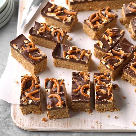 15 Minute Desserts, Peanut Butter Pretzel Bars, Microwave Dessert, Pretzel Bars, Butter Pretzels, Chocolate Pairings, Peanut Butter Pretzel, No Bake Bars, Melting Chocolate Chips