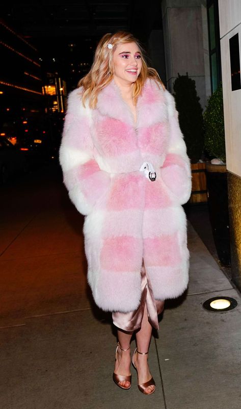 Hunger Games Fashion, Fur Outfit, Pink Fur Coat, Rihanna Outfits, Fox Coat, Suki Waterhouse, Pink Fur, Dream Doll, Pink Faux Fur