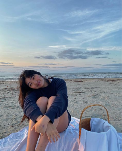 picnic inspo Picnic At The Beach Photoshoot, Beach Picnic Inspo Pics, Instagram Picnic Pictures, Insta Photo Ideas Picnic, Beach Picnic Aesthetic Photoshoot, Beach Pictures Sitting Down, Sunset Picnic Pictures, Beach Pictures Picnic, Picnic Aesthetic Pictures