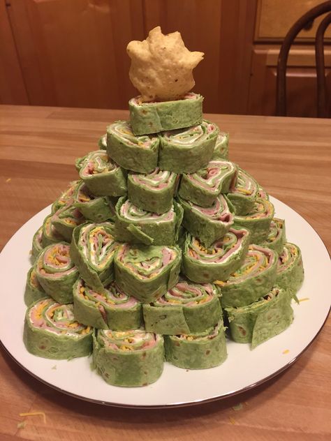 Pinwheel Christmas tree Christmas Tree Pillsbury Dough, Xmas Entree Ideas, Tree Shaped Food, Christmas Tree Pinwheel Appetizer, Elf Themed Appetizers, Christmas Tree Pinwheels, Appetizer Christmas Tree, Christmas Tree Shaped Food, Christmas Themed Finger Foods