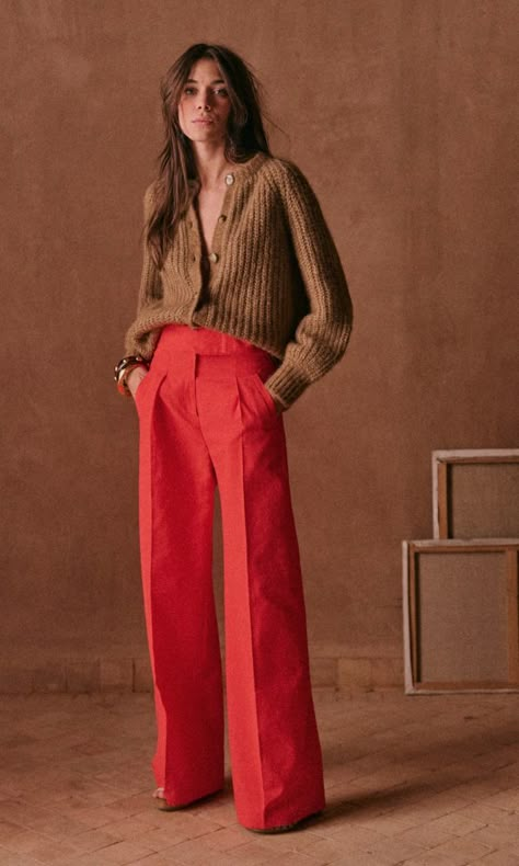 Red Pants Outfit, Red Trousers, Mode Boho, Looks Street Style, Warm Spring, Red Pants, Looks Chic, Work Style, 가을 패션