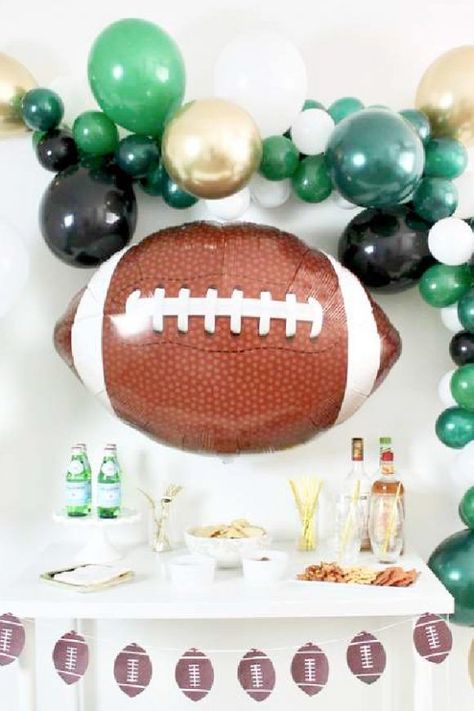 Football Party Drinks, Football Themed Party, 50th Birthday Party Themes, Football Balloons, Football Party Decorations, Fest Temaer, Football Theme Party, Super Bowl Football, Football Birthday Party