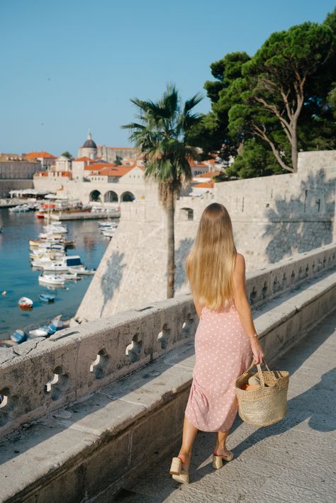 Split Croatia Instagram, Croatia Picture Ideas, Croatia Instagram Pictures, Old Town Photoshoot, Dubrovnik Croatia Aesthetic, Croatia Vacation, Dubrovnik Old Town, Croatia Beach, A Game Of Thrones