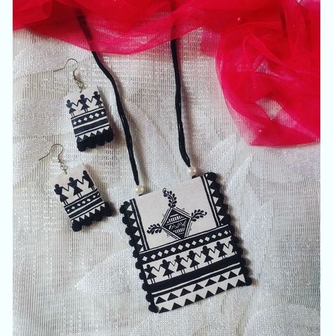 Warli Art Earrings, Painted Clay Earrings, Handmade Jewellery Ideas, Handmade Fabric Jewellery, Clay Jewellery Handmade, Painted Jewellery, Diy Earrings Materials, Diy Crafts Earrings, Terracotta Jewellery Making