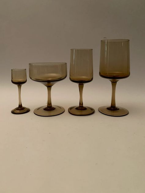 Vintage 1960s Era Mid Century Modern Tawny Glassware - Etsy Cocktail Cups Design, Vintage Bar Glassware, Vintage Bar Glasses, 70s Glassware, Brown Glassware, Mcm Glassware, Mid Century Modern Glassware, Vintage Cocktail Glasses, Retro Glassware