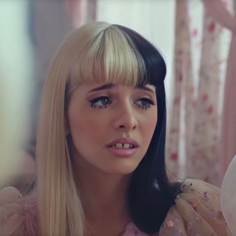 melanie martinez|aesthetic|k-12| pink~ Melanie Martinez Aesthetic Outfits, Melanie Martinez Outfits, K-12 Melanie Martinez, Pink And Black Hair, Melanie Martinez Photography, Celebrity Style Red Carpet, Celebrity Art, Grunge Hair, Famous Celebrities