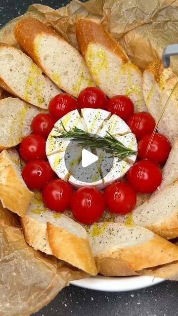 Cherry Tomato Appetizers, Baked Camembert Recipe, Camembert Recipes, Brie Cheese Recipes, Tomato Snacks, Baked Brie Recipes, Cheese Recipes Appetizers, Entertaining Appetizers, Brie Appetizer