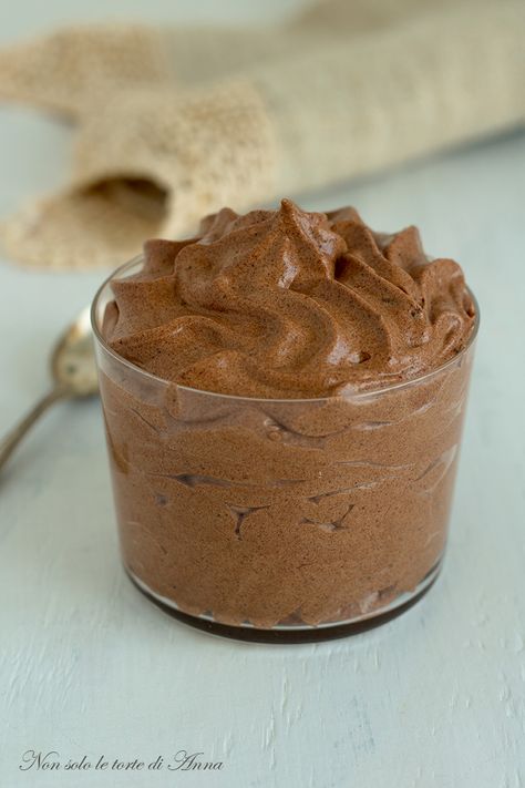 Mousse al cioccolato | Ricetta mousse al cioccolato facile Mousse Dolce, Deserts Easy, British Desserts, Chocolate Treats, Cookies And Cream, Sweet And Salty, Dipping Sauce, Chocolate Recipes, Beautiful Cakes