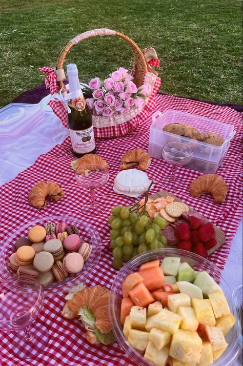 Picnic Food Ideas For Two Aesthetic, Picnic Aesthetic Cottagecore, Cute Cottagecore Aesthetic, Cottagecore Picnic Food, Cottage Core Picnic Aesthetic, Fairy Core Picnic, Picnic Menu Ideas For Two, Fairy Picnic Food, Cottagecore Aesthetic Party