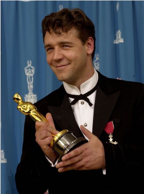 Russell Crowe for GLADIATOR in 2005---he was great! Dimple Chin, Chin Dimple, Russel Crowe, Gladiator 2000, Cleft Chin, Oscar Awards, Oscar Academy Awards, Best Actor Oscar, Oscar Night