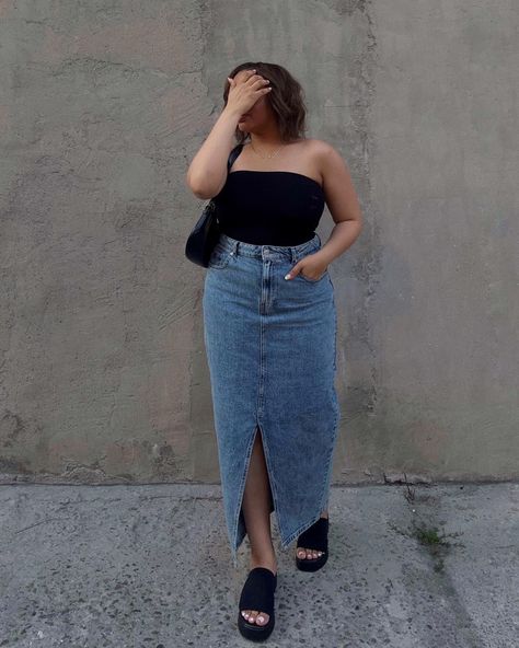 Skirt Demin Outfit, Midsize Long Denim Skirt, Paris Summer Fashion Plus Size, Long Denim Skirt Outfit Curvy, Long Skirt Casual Outfit Summer, Skirts For Mid Size Women, Denim Maxi Skirt Midsize, Mid Size Jean Skirt Outfits, Mid Size Denim Skirt Outfit