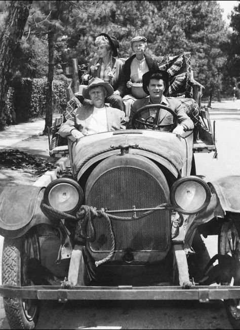 EzraEfrat 🇺🇸💬 on Twitter: "Who remembers this family?🤔👨🏻‍🌾 https://t.co/uFt4zRN4WT" / Twitter Max Baer Jr, Irene Ryan, Max Baer, Donna Douglas, Buddy Ebsen, Beverly Hillbillies, Tv Theme Songs, The Beverly Hillbillies, Beverly Hill