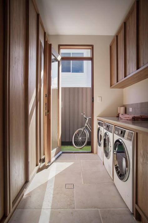 Pacifico House By Jase Sullivan And Paul Uhlmann Architects Project Feature The Local Project Image 25 Australian Beach House, Laundry Design, Coastal Interiors Design, Small Laundry, Coastal Interiors, Laundry Room Design, Coastal Homes, Lounge Areas, Luxury Resort