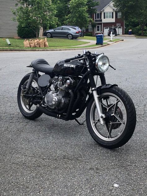 Suzuki Gs550 Cafe Racer, Suzuki Gs Cafe Racer, Suzuki Gs1000, Suzuki Gn 125, Brat Bike, Suzuki Cafe Racer, Cafe Racer Moto, Suzuki Bikes, Build A Bike