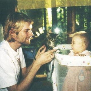 Kurt Cobain, his daughter, and a kitten, 1993. Kurt Cobain Quotes, Heather O'rourke, Photos Rares, Frances Bean Cobain, Donald Cobain, Nirvana Kurt Cobain, Nirvana Kurt, Iggy Pop, Dave Grohl