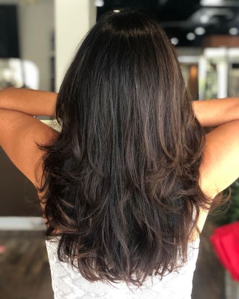 Long Piece-y Layered Haircut Shoulder Length Layered Hair, Layered Thick Hair, Mid Length Layered Haircuts, Layered Haircuts For Women, Layered Haircuts With Bangs, Haircuts For Long Hair With Layers, Layered Curly Hair, Medium Layered Haircuts, Hairstyles For Layered Hair