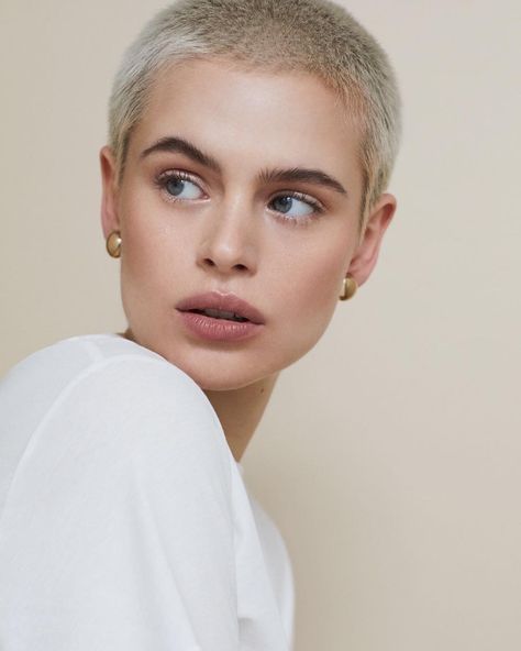 Cajsa Wessberg on Instagram: “I love this picture” Shaved Head Styles, Shaved Hair Women, Hair Trends 2015, Girls With Shaved Heads, Buzzed Hair, Super Short Hair, Hair Scissors, Very Short Hair, Shaved Head