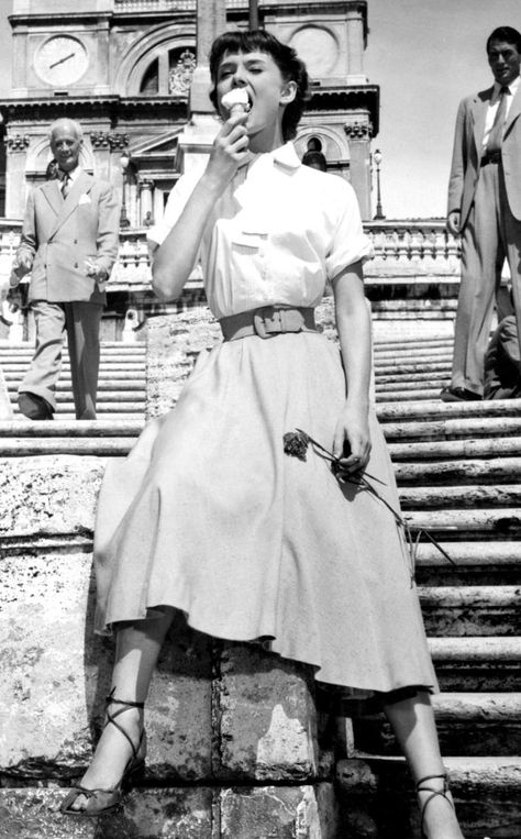 Audrey Hepburn in Roman Holiday Audrey Hepburn Roman Holiday, Aubrey Hepburn, Harry Clarke, Audrey Hepburn Photos, Eliza Doolittle, Full Midi Skirt, Audrey Hepburn Style, Design Moda, Hepburn Style