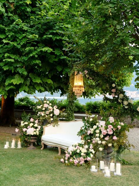 Garden Wedding Furniture, Wedding Photo Spot Ideas, Couch Outside Wedding, Sofa Wedding Decor, Flowers Around Sofa Wedding, Wedding Love Seat, Couch At Wedding, Sofa With Flowers Wedding, Wedding Sofa Decoration